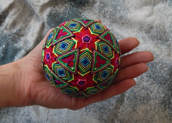 Temari Ball /"Sansara/" Geometría Sagrada hecho a mano bordado de decoración del hogar Ø 92 mm