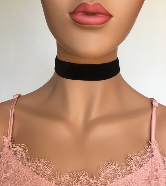 Thick velvet online choker necklace