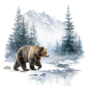 Może przedstawiać: Akwarela przedstawiająca brunatnego niedźwiedzia idącego przez zaśnieżony las z górskim tłem. Grafika przedstawia wiecznie zielone drzewa i mglistą atmosferę, z tekstem "FLAX & FOX".