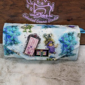 Portafoglio Monster Inc.: pochette fatta a mano con cinturino da polso