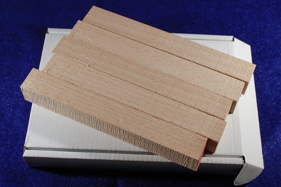 Un paquete mixto de diez espacios en blanco de Madera para torneado y otros pequeños proyectos de la pluma