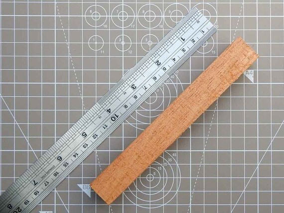 Un paquete mixto de diez espacios en blanco de Madera para torneado y otros pequeños proyectos de la pluma