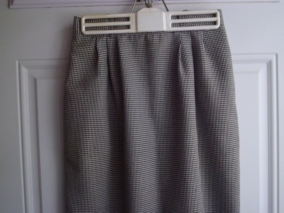Tailored Black& White Hounds-tooth Skirt by Jenni… - image 2