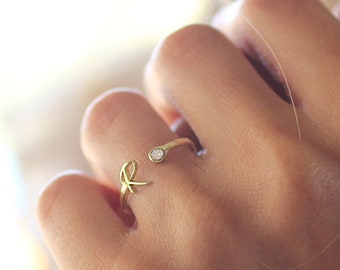 Anello delicato con iniziale personalizzata in oro 18 carati e pietra portafortuna