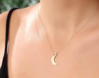 Gold Moon Necklace • Gold Crescent Necklace • 14k Gold Moon Charm • Dainty Moon Pendant Necklace • Gold Necklace with Perl • Gift for Mom