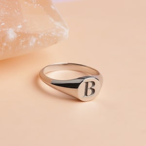 Bague initiale • Bague personnalisée en argent sterling • Bague initiale personnalisée en or • Chevalière monogramme • Bague lettre personnalisée • Cadeau initial délicat