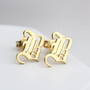 Brincos iniciais de prata • Brincos iniciais góticos de prata • Brincos de pino personalizados • Brincos góticos • Brincos de letras personalizados
