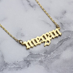 Collar con inicial gótica de oro personalizado: colgante con nombre en plata de ley.