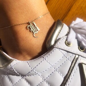 Tornozeleira com letra gótica • Tornozeleira inicial gótica • Tornozeleira de prata personalizada • Tornozeleira personalizada • Tornozeleira gótica personalizada • Tornozeleira gótica personalizada