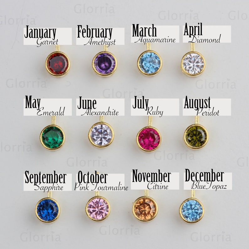 K&ouml;nnte beinhalten: Eine Sammlung von zw&ouml;lf goldfarbenen Anh&auml;ngern, jeder mit einem anderen Edelstein und dem entsprechenden Monat. Zu den Edelsteinen geh&ouml;ren Granat, Amethyst, Aquamarin, Diamant, Smaragd, Alexandrit, Rubin, Peridot, Saphir, rosa Turmalin, Citrin und blauer Topas.