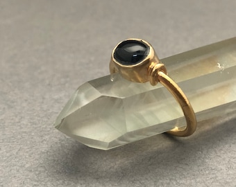 Anillo pequeño de ónix negro: anillo cabujón de latón bañado en oro