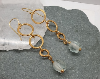 Orecchini pendenti in vetro riciclato color acquamarina e ottone placcato oro