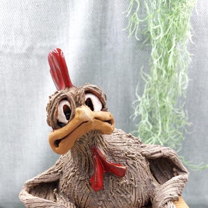 CRAZY Relaxing CHICKEN/HAAN - Grappig, handgemaakt keramisch cadeau, zittend beeldje, woondecoratie, plankdecor, tuindecor, keramische haan