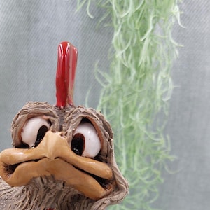 CRAZY Relaxing CHICKEN/HAAN - Grappig, handgemaakt keramisch cadeau, zittend beeldje, woondecoratie, plankdecor, tuindecor, keramische haan