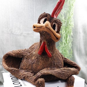 Onze grootste gekke ontspannende kip/haan - grappig, handgemaakt keramisch cadeau, zittend beeldje, woondecoratie, plankdecor, tuindecor, cadeau