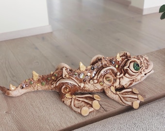 HAGEDIS, vriendelijk reptiel - keramisch beeldje, huis en tuin decor, grappig, origineel cadeau, handgemaakte leguaan, drakenbeeldje, plankdecor