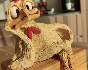 CRAZY Relaxing CHICKEN/HAAN - Grappig, handgemaakt keramisch cadeau, zittend beeldje, woondecoratie, plankdecor, tuindecor, keramische haan