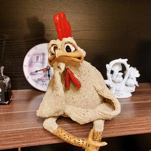 Onze grootste gekke ontspannende kip/haan - grappig, handgemaakt keramisch cadeau, zittend beeldje, woondecoratie, plankdecor, tuindecor, cadeau
