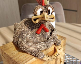 CRAZY Relaxing CHICKEN/HAAN - Grappig, handgemaakt keramisch cadeau, zittend beeldje, woondecoratie, plankdecor, tuindecor, keramische haan
