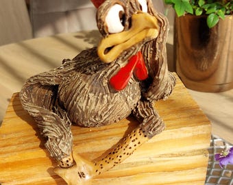 Figura de gallo de cerámica hecha a mano: decoración de arte popular relajado