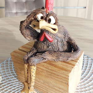 CRAZY entspannendes Huhn / HAHN - lustige, handgemachte Keramik Geschenk, sitzende Figur, Wohnkultur, Regal Dekor, Gartendekoration, Keramik Hahn