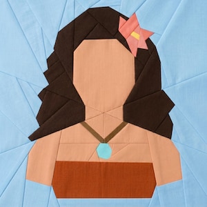 Pode incluir: Um bloco de colcha geométrica com um retrato estilizado de uma pessoa com cabelo castanho, rosto cor de pêssego e top cor de ferrugem. Uma flor rosa adorna o cabelo e um pingente turquesa pende de um colar. O fundo é azul claro.