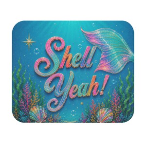 Tappetino per mouse Shell Yeah Mermaid Tail / Tipografia con conchiglie sottomarine, corallo oceanico