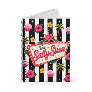 Könnte beinhalten: Ein spiralgebundenes Notizbuch mit schwarz-weiß gestreiftem Hintergrund, verziert mit rosa Hibiskusblüten, Muscheln und Palmen. Ein zentrales Schild mit einem rosa Stern trägt den Schriftzug The Salty Siren in einer Retro-Schrift.