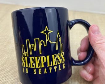 Taza azul Sin dormir en Seattle, taza Sin dormir en Seattle con el horizonte de Seattle, amante del cine de Nora Ephron, taza de café Sin dormir en Seattle