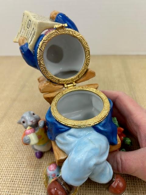 CWC Papa Bunny Reading Newspaper Hinged Figurine, Hinged CWC Papa Bunny Reading Newspaper Hinged Figurine, Hinged