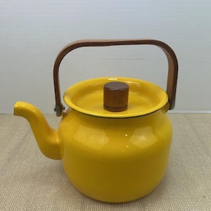 MCM Goldenrod Enamel Teakettle with Wood Handle and Knob, Beautiful Yellow Enamel Teapot with Wood Hand and Knob, MCM Enamel Yellow Teapot