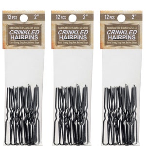 Op de afbeelding: Drie verpakkingen met zwarte, 5 cm lange, handgemaakte gekrulde haarspeldjes van roestvrij staal. Elke verpakking bevat 12 haarspeldjes en heeft een label met de tekst "12 PCS 2" HANDCRAFTED STAINLESS STEEL CRINKLED HAIRPINS Extra Strong, Snug Free, Retains Shape"