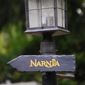 Letrero direccional rústico pintado a mano de Narnia / Inspirado en Las Crónicas de Narnia / Decoración friki