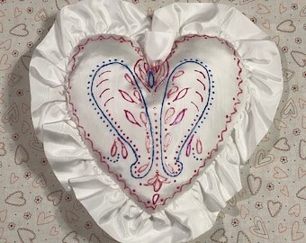Cojín de corazón pintado a mano: tafetán blanco con bordes fruncidos