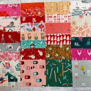 Impressions de fantaisie de Noël 25 pièces Lot de breloques : carrés de tissu de coton de 5 po.