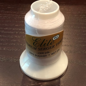 Può includere: Bobina bianca di filo Elite Premium Serger, 1000 yards, 60/3 fili, 100% poliestere.