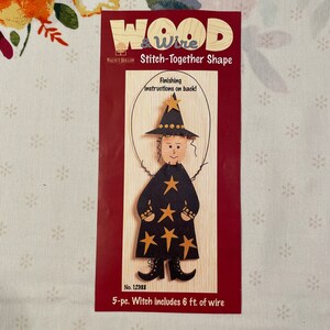 Puede incluir: Un kit de bruja de madera con una figura de bruja negra y dorada. El kit incluye 6 pies de alambre e instrucciones en la parte posterior de la tarjeta. WOOD & WIRE Stitch-Together Shape. No. 12988.