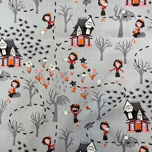 Puede incluir: Tela con temática de Halloween con fondo gris que presenta ilustraciones de dibujos animados de casas encantadas, arañas, árboles desnudos y niños con trajes rojos y negros. El diseño incluye líneas punteadas y detalles florales en naranja y blanco.