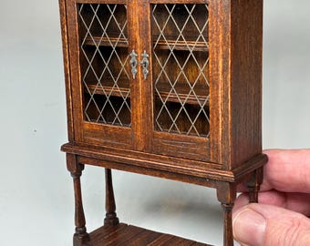 Raised cupboard with slatted base