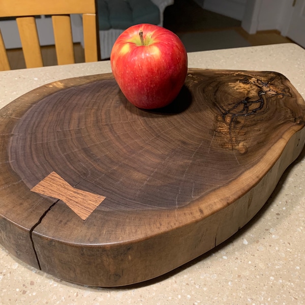 Tranche de bûche en noyer noir - Planche de bois de bout - Présentoir pour contremarche - Centre de table - Présentoir en bois - Tranche de bûche - Présentoir à gâteau - 5e anniversaire