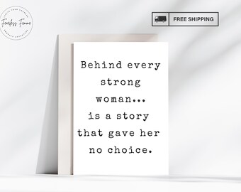 Puede incluir: Una tarjeta blanca con texto negro que dice "Detrás de cada mujer fuerte... hay una historia que no le dejó otra opción."