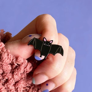 Pin de esmalte de murciélago pequeño