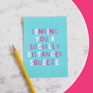 EN VENTE : carte postale socialement distanciée Squeeze