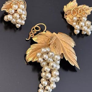 Beautiful NAPIER Eugene Bertolli Dangling Pearls Grapes Brooch & Matching Clip Earrings Gold Plated Leaves Vintage 60s Women&#39;s Jewelry Set
