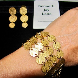 Vintage KENNETH LANE KJL gesigneerde jaren 80 goudkleurige 4-strengs muntschakelarmband en bijpassende hangoorbellen vak etui en kaart high fashion