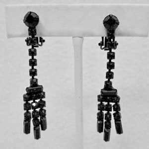Vintage WEISS 50&#39;s Jet Black Faceted Rhinestone Dangle Drop Clip Earrings Japanned Mounting Mourning High Quality Women&#39;s Estate Jewelry