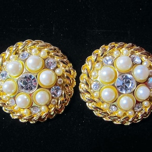 Vintage BLANCA 80s Runway Couture Large Designer Signed Pearl Crystal & Gold Plated Chain Trim Clip Earrings Womens High-End Vintage Jewelry