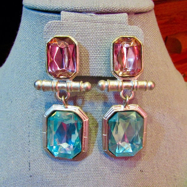 Mooie jaren '80 LES BERNARD ondertekend 2 1/2" Emerald Cut Pink & Blue Rhinestone Dangle Drop Gold Tone Clip Oorbellen Womens Fashion Sieraden VGC