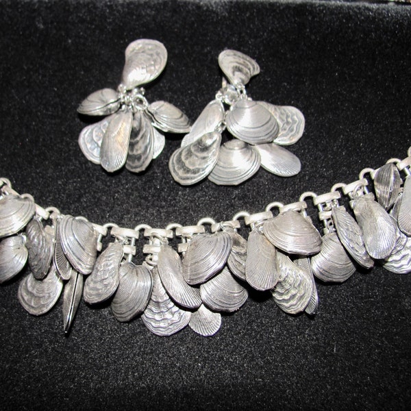 Vintage Rare NAPIER Signed Eugene Bertolli Silver Tone 30 Clam Shell Charm Bracelet & Matching 14 Clam Dangle Drop Earrings Set Book Piece