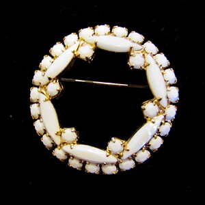 Elegant Vintage Mid Century Milk Glass & Gold Tone Wedding Circle Brooch Wreath Pin Women&#39;s Costume Jewelry NOS